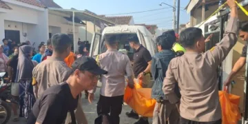 EVAKUASI: Petugas kepolisian mengevakuasi mayat yang ditemukan di dalam rumah  Kelurahan Bandengan, Kecamatan Kendal, Kabupaten Kendal pada Sabtu, 29 Agustus 2026. (Unggul Priambodo/Lingkarjateng.id)