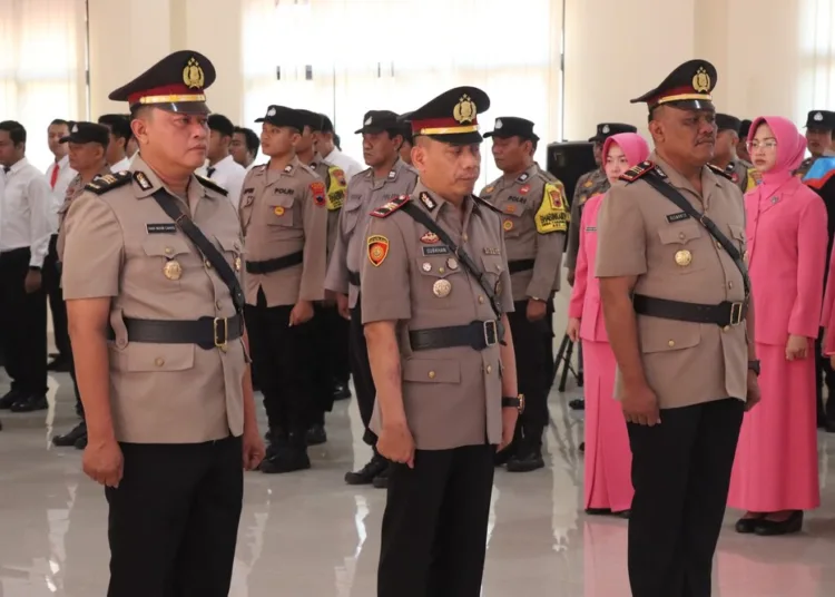Upacara sertijab dua Kapolsek jajaran di Aula Polres Kudus, Kamis (20/8). Foto : Nisa Hafizhotus Syarifa/Lingkar.