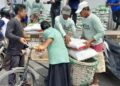 Warga Kabupaten Blora mengambil pupuk bersubsidi di salah satu kios. (Eko Wicaksono/Lingkarjateng.id)