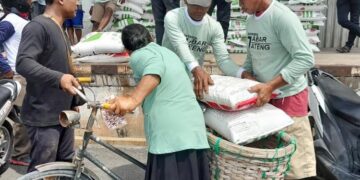 Warga Kabupaten Blora mengambil pupuk bersubsidi di salah satu kios. (Eko Wicaksono/Lingkarjateng.id)