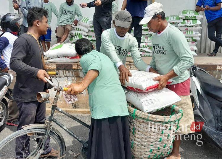 Warga Kabupaten Blora mengambil pupuk bersubsidi di salah satu kios. (Eko Wicaksono/Lingkarjateng.id)