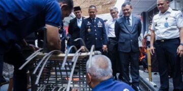 Gubernur Jawa Tengah, Ahmad Luthfi (kedua kanan), melihat hasil karya warga binaan Lembaga Pemasyarakatan Kelas I Semarang, Senin, 17 Agustus 2026. (dok for Lingkarjateng.id)