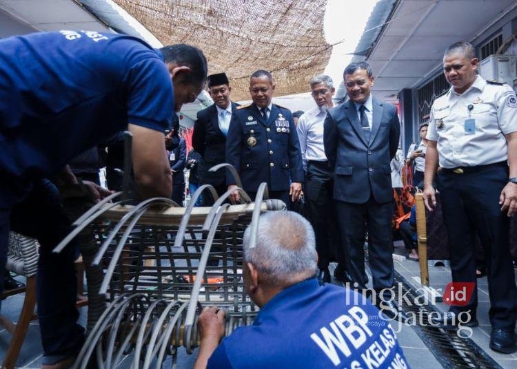 9.551 Napi di Jateng Terima Remisi HUT RI, Gubernur Luthfi Titip Pesan Begini 25 Gubernur Jawa Tengah, Ahmad Luthfi (kedua kanan), melihat hasil karya warga binaan Lembaga Pemasyarakatan Kelas I Semarang, Senin, 17 Agustus 2026. (dok for Lingkarjateng.id)