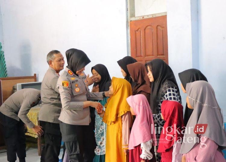 Kapolres Kendal, AKBP Ratna Quratul Ainy, mengunjungi Panti Asuhan PSAA Muhammadiyah Sutejo di Desa Botomulyo, Kecamatan Cepiring, Kabupaten Kendal, Sabtu, 8 Agustus 2026. (Humas Polres Kendal/Lingkarjageng.id)