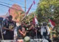Massa AMPB saat menggelar aksi demonstrasi bertajuk Reuni Akbar 13 Agustus di depan Kantor DPRD Pati, Kamis, 13 Agustus 2026. (Lingkarjateng Group Network/Lingkarjateng.id)