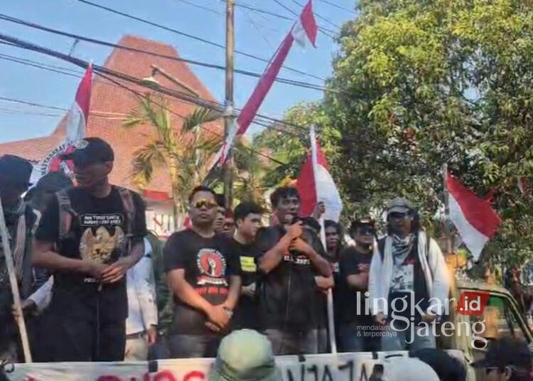 Massa AMPB saat menggelar aksi demonstrasi bertajuk Reuni Akbar 13 Agustus di depan Kantor DPRD Pati, Kamis, 13 Agustus 2026. (Lingkarjateng Group Network/Lingkarjateng.id)