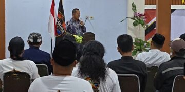 Ketua DPRD Kabupaten Pekalongan, Abdul Munir, memberi sambutan dalam pengukuhan Paguyuban Barakuda di Aula Kecamatan Kedungwuni, Kabupaten Pekalongan, Sabtu malam, 1 Agustus 2026. (Fahri Akbar/Lingkarjateng.id)