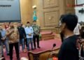 Koordinator aksi massa Aliansi Masyarakat Pati Bersatu (AMPB), Teguh Istiyanto (berkaos hitam), berdialog dengan Ketua DPRD Pati, Ali Badrudin, dan jajaran di ruang paripurna dewan setempat pada Kamis, 13 Agustus 2026. (dok for Lingkarjateng.id)