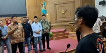 Koordinator aksi massa Aliansi Masyarakat Pati Bersatu (AMPB), Teguh Istiyanto (berkaos hitam), berdialog dengan Ketua DPRD Pati, Ali Badrudin, dan jajaran di ruang paripurna dewan setempat pada Kamis, 13 Agustus 2026. (dok for Lingkarjateng.id)
