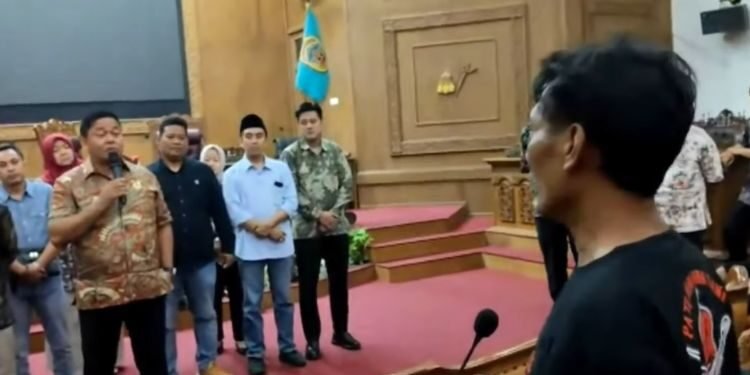 Aksi AMPB di DPRD Pati Berlangsung hingga Malam Plt Bupati Belum Beri Tanggapan