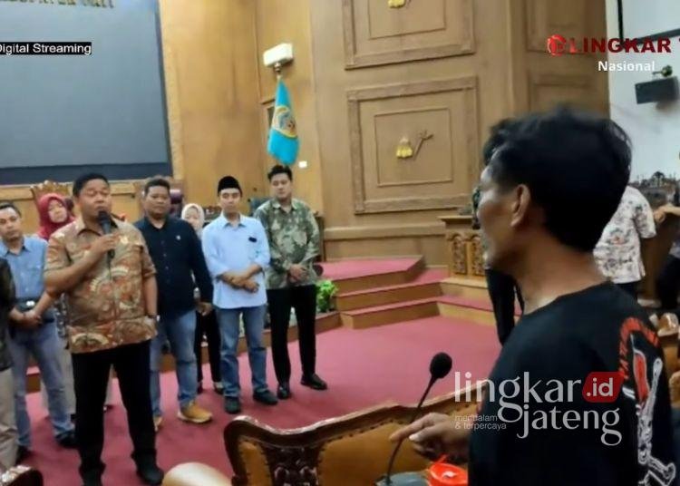 Koordinator aksi massa Aliansi Masyarakat Pati Bersatu (AMPB), Teguh Istiyanto (berkaos hitam), berdialog dengan Ketua DPRD Pati, Ali Badrudin, dan jajaran di ruang paripurna dewan setempat pada Kamis, 13 Agustus 2026. (dok for Lingkarjateng.id)