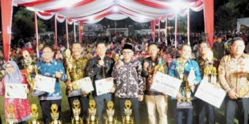 Ketua DPRD Pati Ali Badrudin (kanan) menghadiri Pesta Rakyat dan Selametan Agung Festival Adhi Loka di Alun-Alun Simpang Lima pada Selasa, 18 Agustus 2026. (dok for Lingkarjateng.id)