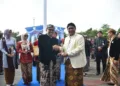Bupati Batang, M. Faiz Kurniawan, menerima penghargaan IDSD dari Wakil Gubernur Jawa Tengah, Taj Yasin Maimoen, dalam momen Hari Jadi ke-81 Jateng di Alun-alun Kidul Kabupaten Boyolali, Rabu, 19 Agustus 2026. (Humas Pemkab Batang/Lingkarjateng.id)