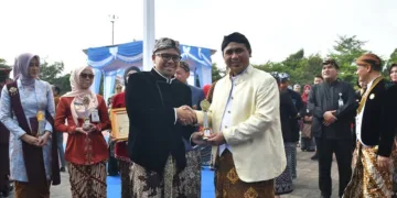 Bupati Batang, M. Faiz Kurniawan, menerima penghargaan IDSD dari Wakil Gubernur Jawa Tengah, Taj Yasin Maimoen, dalam momen Hari Jadi ke-81 Jateng di Alun-alun Kidul Kabupaten Boyolali, Rabu, 19 Agustus 2026. (Humas Pemkab Batang/Lingkarjateng.id)