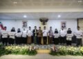 Gubernur dan Wakil Gubernur Jawa Tengah berfoto dengan penerima beasiswa santri dan pengasuh pesantren dalam Penyerahan dan Pembekalan Beasiswa Santri dan Pengasuh Pesantren Tahun 2026 di Gedung Merah Putih Semarang, Rabu, 12 Agustus 2026. (Humas Pemprov Jateng/Lingkarjateng.id)
