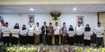 Gubernur dan Wakil Gubernur Jawa Tengah berfoto dengan penerima beasiswa santri dan pengasuh pesantren dalam Penyerahan dan Pembekalan Beasiswa Santri dan Pengasuh Pesantren Tahun 2026 di Gedung Merah Putih Semarang, Rabu, 12 Agustus 2026. (Humas Pemprov Jateng/Lingkarjateng.id)