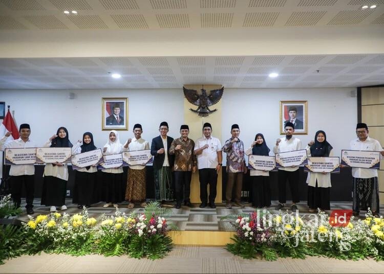 Gubernur dan Wakil Gubernur Jawa Tengah berfoto dengan penerima beasiswa santri dan pengasuh pesantren dalam Penyerahan dan Pembekalan Beasiswa Santri dan Pengasuh Pesantren Tahun 2026 di Gedung Merah Putih Semarang, Rabu, 12 Agustus 2026. (Humas Pemprov Jateng/Lingkarjateng.id)