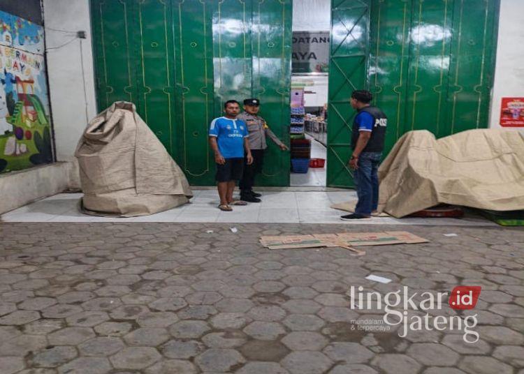 Petugas Polsek Tegowanu cek lokasi tindak pencurian di Toko QU Jaya, Desa Tegowanu Wetan, Kecamatan Tegowanu, Kabupaten Grobogan, Senin, 3 Agustus 2026. (dok for Lingkarjateng.id)