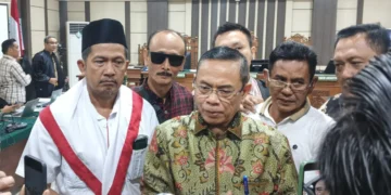 Bupati Pati Non Aktif Sudewo temui media usai sidang di pengadilan negeri semarang, rabu (12/08/2026) Dok. RIZKY S/LINGKAR