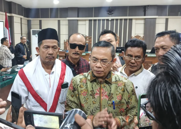 Bupati Pati Non Aktif Sudewo temui media usai sidang di pengadilan negeri semarang, rabu (12/08/2026) Dok. RIZKY S/LINGKAR