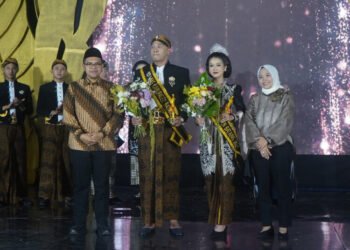 Bupati Batang, M. Faiz Kurniawan, berfoto Dengan Mas-Mbak Duta Wisata Batang terpilih dalam malam grand final, Sabtu malam, 8 Agustus 2026.(Humas Pemkab Batang/Lingkarjateng.id)
