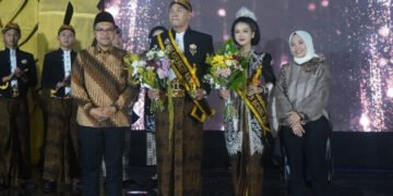 Bupati Batang Minta Mas-Mbak Duta Wisata Promosikan Pariwisata Daerah 10 Bupati Batang, M. Faiz Kurniawan, berfoto Dengan Mas-Mbak Duta Wisata Batang terpilih dalam malam grand final, Sabtu malam, 8 Agustus 2026.(Humas Pemkab Batang/Lingkarjateng.id)
