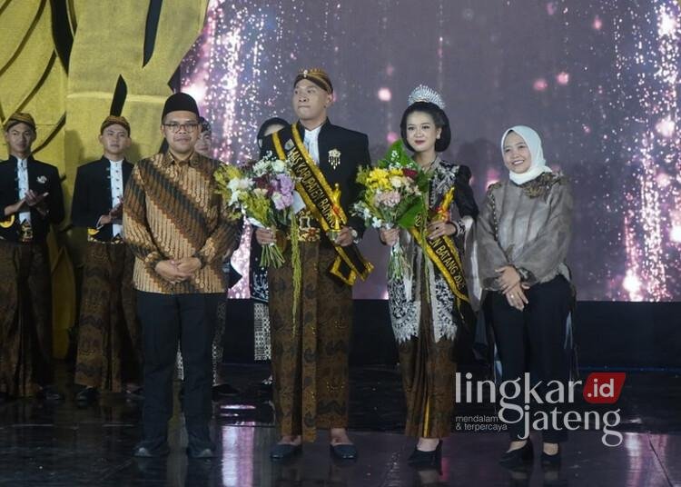 Bupati Batang Minta Mas-Mbak Duta Wisata Promosikan Pariwisata Daerah 25 Bupati Batang, M. Faiz Kurniawan, berfoto Dengan Mas-Mbak Duta Wisata Batang terpilih dalam malam grand final, Sabtu malam, 8 Agustus 2026.(Humas Pemkab Batang/Lingkarjateng.id)