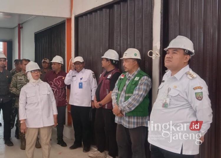 Bupati Blora Kecewa Pembangunan Pasar Ngawen Senilai Rp30 Miliar Molor Lagi 25 Bupati Blora, Arief Rohman, saat melakukan sidak proyek pembangunan Pasar Ngawen baru-baru ini. (Hanafi/Lingkarjateng.id)