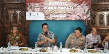 Jalan Provinsi di Karangrandu Rusak Berat, Bupati Jepara Akan Usulkan Perbaikan ke Pemprov Jateng 10 Bupati Jepara, Witiarso Utomo, saat menghadiri kegaitan Ngolah Pikir di Balai Desa Karangrandu, Kecamatan Pecangaan, Kabupaten Jepara, Selasa, 11 Agustus 2026. (Tomi Budianto/Lingkarjateng.id)