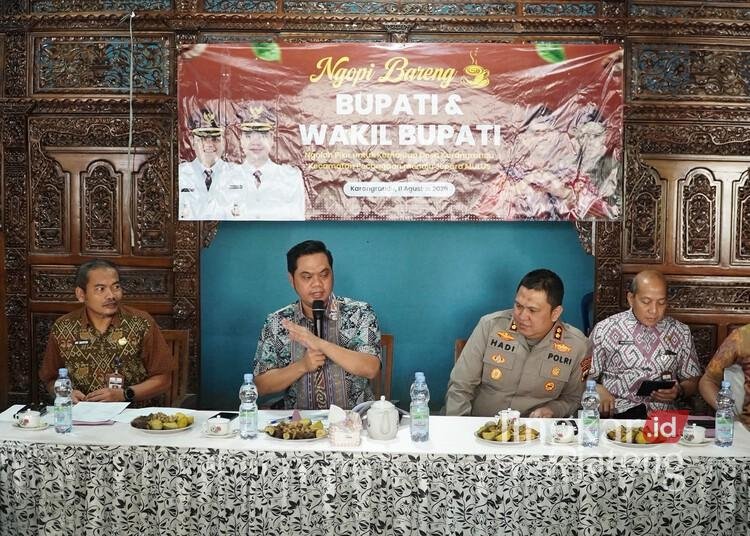 Jalan Provinsi di Karangrandu Rusak Berat, Bupati Jepara Akan Usulkan Perbaikan ke Pemprov Jateng 25 Bupati Jepara, Witiarso Utomo, saat menghadiri kegaitan Ngolah Pikir di Balai Desa Karangrandu, Kecamatan Pecangaan, Kabupaten Jepara, Selasa, 11 Agustus 2026. (Tomi Budianto/Lingkarjateng.id)