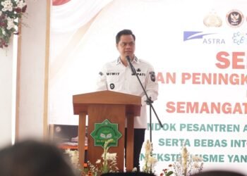 Bupati Jepara, Witiarso Utomo, memberikan sambutan dalam seminar pencegahan terorisme yang digelar di Pondok Pesantren Al-Muttaqin, Kabupaten Jepara, Kamis, 12 Agustus 2026. (Tomi Budianto/Lingkarjateng.id)