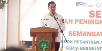 BNPT dan Pemkab Jepara Perkuat Pencegahan Terorisme di Pesantren 10 Bupati Jepara, Witiarso Utomo, memberikan sambutan dalam seminar pencegahan terorisme yang digelar di Pondok Pesantren Al-Muttaqin, Kabupaten Jepara, Kamis, 12 Agustus 2026. (Tomi Budianto/Lingkarjateng.id)