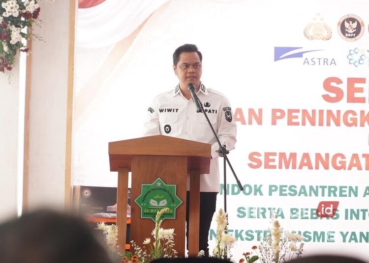 BNPT dan Pemkab Jepara Perkuat Pencegahan Terorisme di Pesantren 25 Bupati Jepara, Witiarso Utomo, memberikan sambutan dalam seminar pencegahan terorisme yang digelar di Pondok Pesantren Al-Muttaqin, Kabupaten Jepara, Kamis, 12 Agustus 2026. (Tomi Budianto/Lingkarjateng.id)