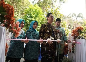Bupati Jepara Witiarso Utomo didampingi Wakil Bupati Jepara M. Ibnu Hajar saat meresmikan program Pojok Pelangi Kartini di Pendopo R.A. Kartini, Senin, 10 Agustus 2026. (Tomi Budianto/Lingkarjateng.id)