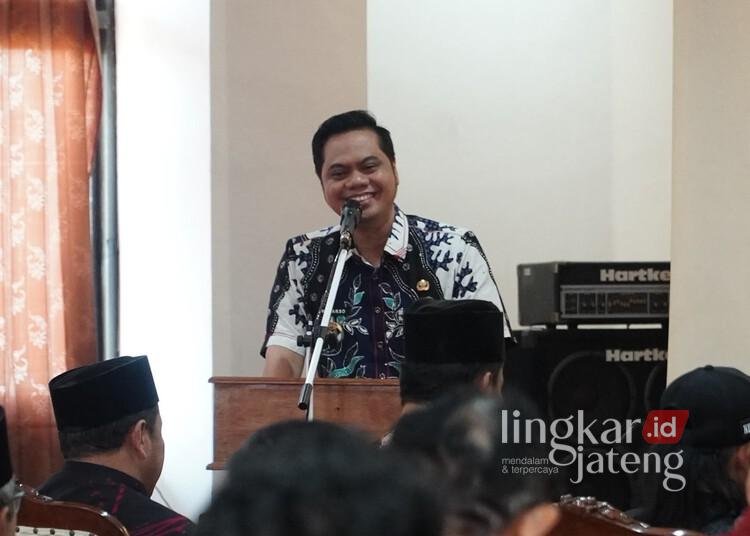 Jelang Pilpet Serentak, Pemkab Jepara Sosialisasikan Regulasi Baru Pemerintahan Desa 25 Bupati Jepara, Witiarso Utomo, dalam sosialisasi PP 16 Tahun 2026 tentang Desa di Aula Lantai III Gedung OPD Bersama, Kabupaten Jepara, Kamis, 13 Agustus 2026. (Tomi Budianto/Lingkarjateng.id)