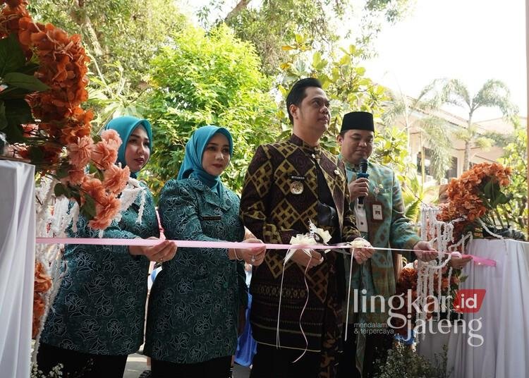 HKG PKK ke-54, Jepara Resmikan Pojok Pelangi Kartini dan Kembangkan Bank Sampah 25 Bupati Jepara Witiarso Utomo didampingi Wakil Bupati Jepara M. Ibnu Hajar saat meresmikan program Pojok Pelangi Kartini di Pendopo R.A. Kartini, Senin, 10 Agustus 2026. (Tomi Budianto/Lingkarjateng.id)