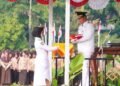 Bupati Jepara, Witiarso Utomo, menyerahkan bendera pusaka merah putih kepada petugas pengibar bendera dalam upacara peringatan HUT ke-81 RI di Alun-alun 1 Jepara, Senin, 17 Agustus 2026. (Humas Pemkab Jepara/Lingkarjateng.id)