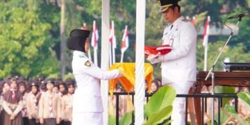 Bupati Jepara, Witiarso Utomo, menyerahkan bendera pusaka merah putih kepada petugas pengibar bendera dalam upacara peringatan HUT ke-81 RI di Alun-alun 1 Jepara, Senin, 17 Agustus 2026. (Humas Pemkab Jepara/Lingkarjateng.id)