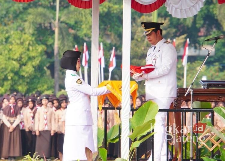 HUT ke-81 RI, Bupati Jepara Dorong Semangat Kebersamaan untuk Pembangunan 25 Bupati Jepara, Witiarso Utomo, menyerahkan bendera pusaka merah putih kepada petugas pengibar bendera dalam upacara peringatan HUT ke-81 RI di Alun-alun 1 Jepara, Senin, 17 Agustus 2026. (Humas Pemkab Jepara/Lingkarjateng.id)