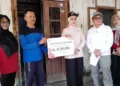 Bupati Kendal, Dyah Kartika Permanasari, menyerahkan secara simbolis bantuan penanganan RTLH kepada warga Kelurahan Banyutowo dan Kelurahan Jetis, Kecamatan Kendal, Jumat, 21 Agustus 2026. (Anik Kustiani/Lingkarjateng.id)