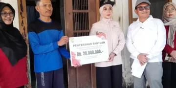 Bupati Kendal, Dyah Kartika Permanasari, menyerahkan secara simbolis bantuan penanganan RTLH kepada warga Kelurahan Banyutowo dan Kelurahan Jetis, Kecamatan Kendal, Jumat, 21 Agustus 2026. (Anik Kustiani/Lingkarjateng.id)