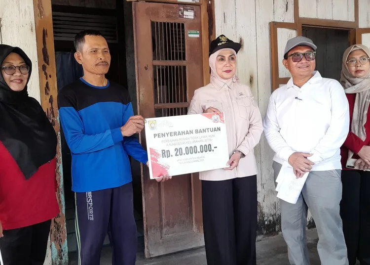 Bupati Kendal, Dyah Kartika Permanasari, menyerahkan secara simbolis bantuan penanganan RTLH kepada warga Kelurahan Banyutowo dan Kelurahan Jetis, Kecamatan Kendal, Jumat, 21 Agustus 2026. (Anik Kustiani/Lingkarjateng.id)