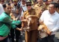 Bupati Kendal Temui Massa Demo Peternak Ayam, Janji Kawal Aspirasi ke Pusat 35 Bupati Kendal, Dyah Kartika Permanasari, saat menemui para peternak ayam yang menggelar aksi damai di Alun-alun Kendal, Senin, 10 Agustus 2026. (Anik Kustiani/Lingkarjateng.id)