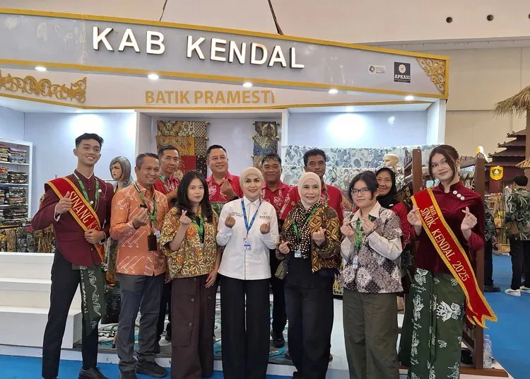 Bupati Kendal, Dyah Kartika Permanasari, mengunjungi stand Kabupaten Kendal di ajang AOE di ICE BSD, Tangerang, Banten, Kamis, 27 Agustus 2026. (Anik Kustiani/Lingkarjateng.id)