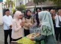 Bupati Kendal, Dyah Kartika Permanasari, mengikuti tradisi weh-wehan dalam Festival Pekan Maulid Nabi Muhammad SAW di Masjid Al-Muttaqin, Kecamatan Kaliwungu, Kabupaten Kendal, Jumat, 21 Agustus 2026. (Anik Kustiani/Lingkarjateng.id)