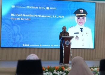 Bupati Kendal Dorong Rektor Baru UMKABA Perkuat Daya Saing Kampus 32 Bupati Kendal, Dyah Kartika Permanasari, memberi sambutan dalam pelantikan rektor baru Universitas Muhammadiyah Kendal Batang (UMKABA), Selasa, 11 Agustus 2026. (Anik Kustiani/Lingkarjateng.id)