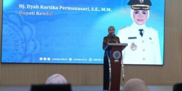 Bupati Kendal Dorong Rektor Baru UMKABA Perkuat Daya Saing Kampus 10 Bupati Kendal, Dyah Kartika Permanasari, memberi sambutan dalam pelantikan rektor baru Universitas Muhammadiyah Kendal Batang (UMKABA), Selasa, 11 Agustus 2026. (Anik Kustiani/Lingkarjateng.id)