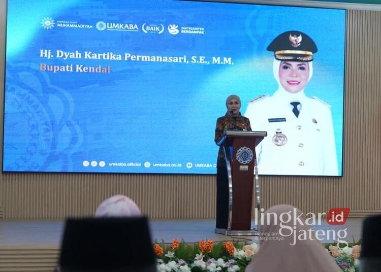 Bupati Kendal, Dyah Kartika Permanasari, memberi sambutan dalam pelantikan rektor baru Universitas Muhammadiyah Kendal Batang (UMKABA), Selasa, 11 Agustus 2026. (Anik Kustiani/Lingkarjateng.id)
