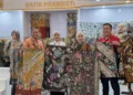 Bupati Kendal, Dyah Kartika Permanasari, menunjukkan batik pramesti yang dipamerkan di ajang AOE di ICE BSD, Tangerang, Banten, Kamis, 27 Agustus 2026. (Anik Kustiani/Lingkarjateng.id)