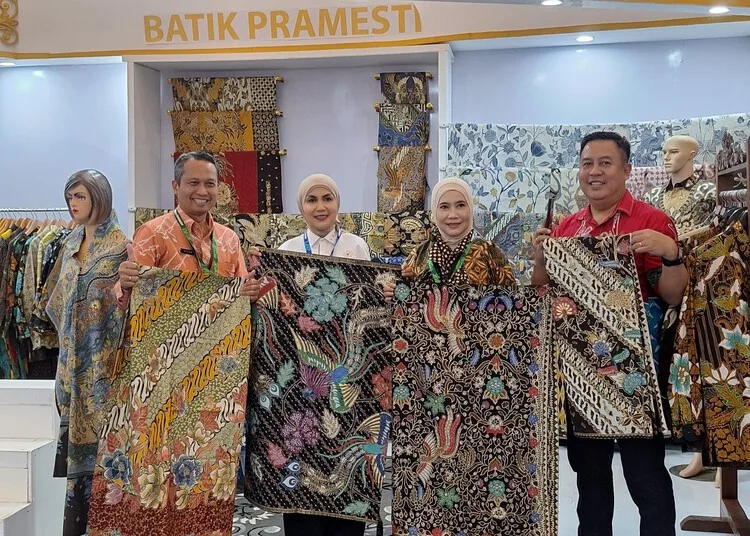 Bupati Kendal, Dyah Kartika Permanasari, menunjukkan batik pramesti yang dipamerkan di ajang AOE di ICE BSD, Tangerang, Banten, Kamis, 27 Agustus 2026. (Anik Kustiani/Lingkarjateng.id)